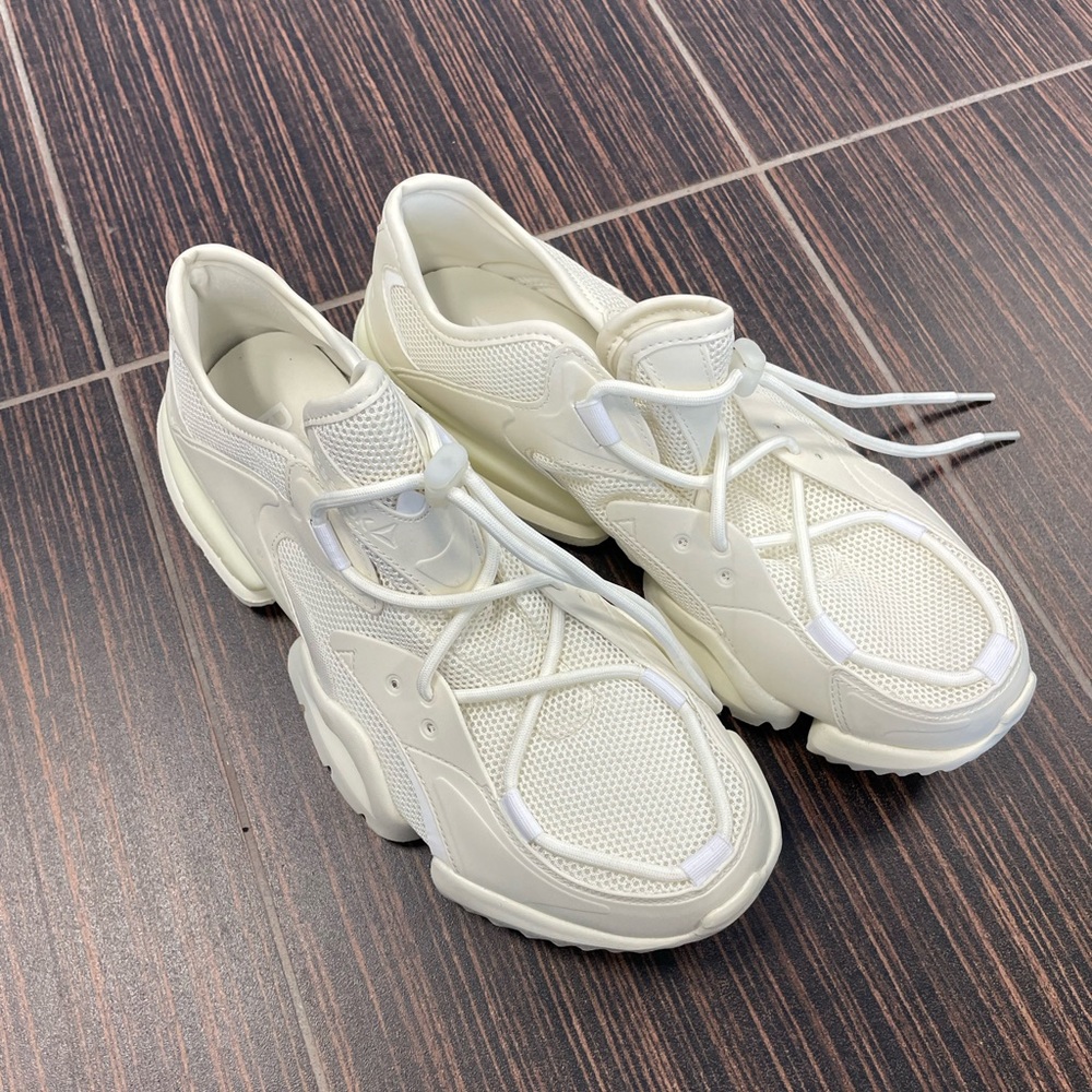 NWOT Reebok Sneakers Run R96